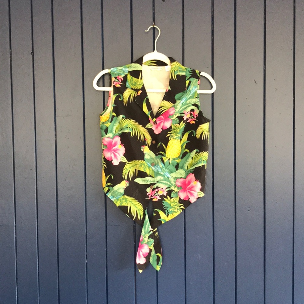 Tommy Bahama button-up tie front sleeveless blouse